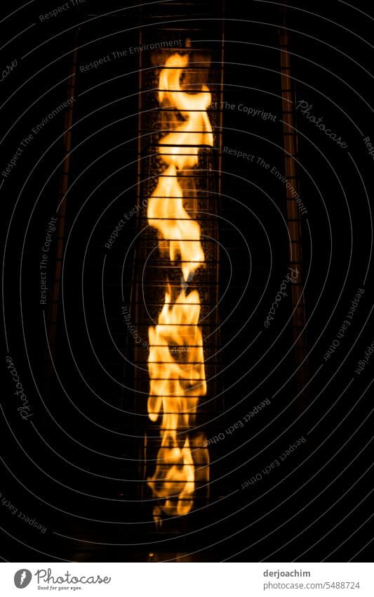 Eine Flamme im Gitterrost Flammenfeuer heißes Feuer Außenaufnahme schön brennen Farbfoto Feuerstelle Nacht Brand orange Licht Menschenleer gelb Hitze dunkel