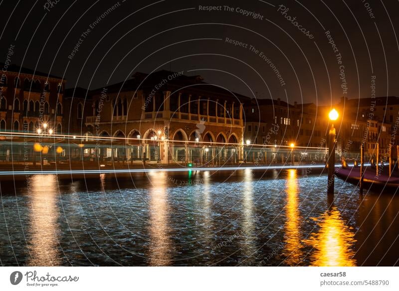 Rialto-Markthalle in Venedig bei Nacht großer Kanal Gefäße Boot Lichter bewegend Bewegung Italien Poller Bögen Reflexion & Spiegelung Wasser reisen Architektur