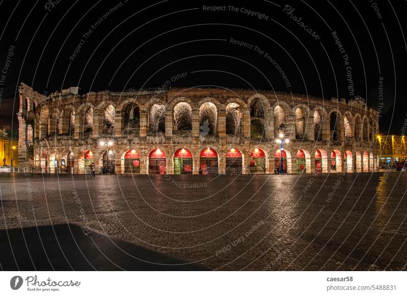 Wunderschön beleuchtete Arena von Verona bei Nacht Wahrzeichen Denkmal Symbol antik Amphitheater Theater Quadrat Verlassen alt Großstadt Kolosseum dunkel
