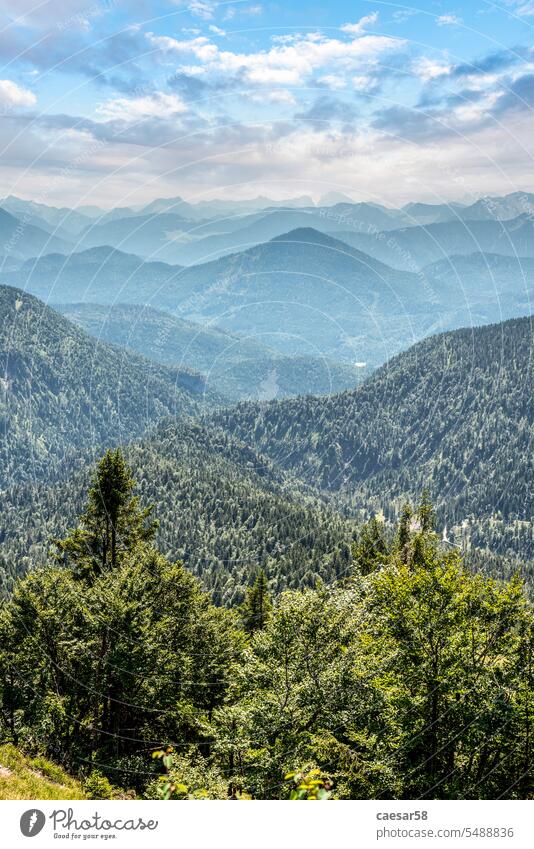 Wandern in den bayerischen Alpen rund um das Dorf Lenggries alpin Berge u. Gebirge Landschaft Deutschland Europa grün friedlich Ruhe Oberbayern Ansicht breit