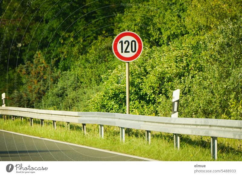 Verkehrszeichen 120 km/h Geschwindigkeitsbegrenzung am Rand einer Schnellstraße mit Leitplanke Tempolimit Tempolimit auf Autobahnen Verkehrsschild VZ 274-120