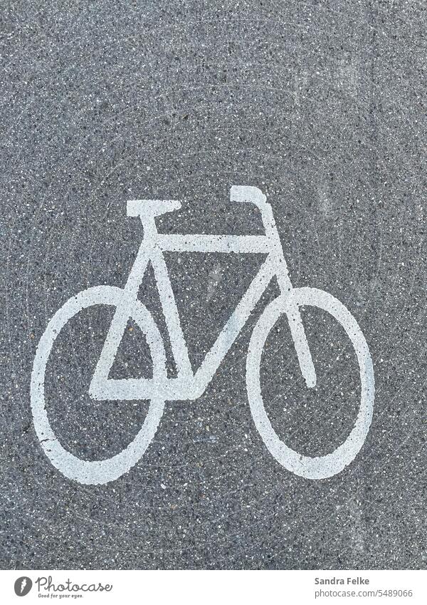 Eine Markierung auf der Straße für einen Radweg radfahren strasse markierung fahrbahnmarkierung straße wegweiser asphalt navigation richtung tipp zeichen