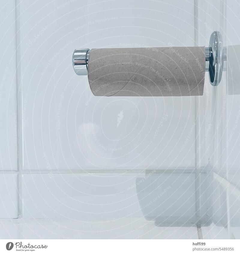 Das Klopapier ist alle - was nun ... klopapierrolle Klopapierhalter leer verbraucht Toilettenpapier Rolle Hygieneprodukt Minimalismus Leere Panik Sauberkeit Bad