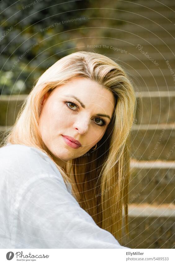Portrait einer jungen blonden Frau. langhaarig feminin weiblich Gesicht natürlich lange Haare attraktiv Schönheit junge Frau selbstbewußt Ausstrahlung schön
