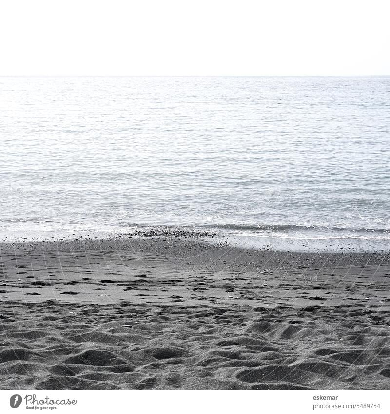schwarzer Strand auf La Palma Sand schwarzer Sand Meer Ozean Atlantik atlantischer Ozean niemand menschenleer Textfreiraum Platz für Text trist Küste Natur