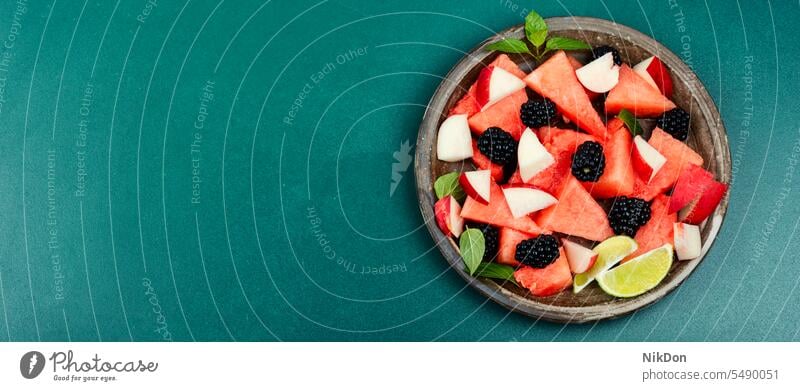Fruchtiger Sommer-Wassermelonen-Salat. Salatbeilage Vegetarier Veganer süß Lebensmittel Wassermelonensalat frisch Diät Amuse-Gueule rot Minze Teller Speise