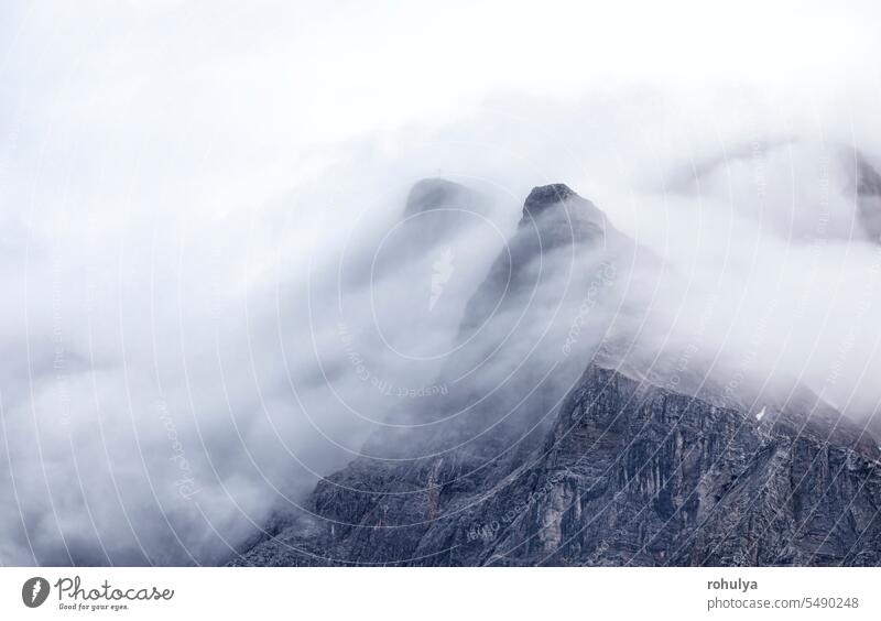 Berggipfel der Zugspitze im Nebel Berge u. Gebirge alpin Alpen Gipfel Top Felsen Wetter Landschaft Natur im Freien außerhalb niemand keine Menschen Hintergrund