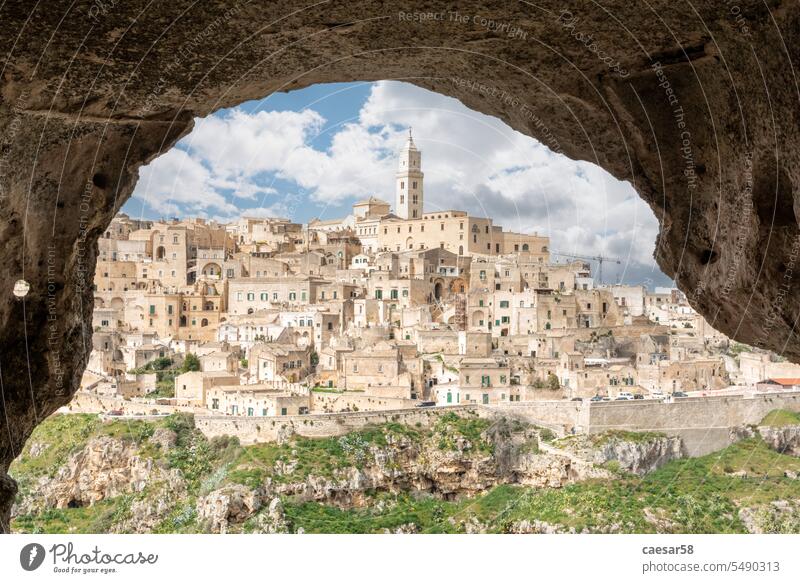 Blick auf das historische Stadtzentrum mit seiner Kathedrale, fotografiert von einem Höhlenhaus aus, Süditalien Sassi matera roh lebend einfach malerisch