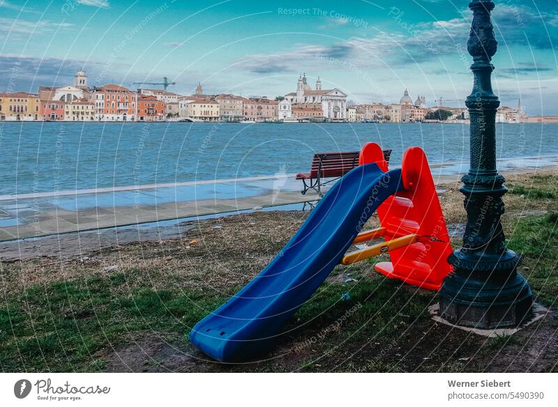 Kinderrutsche in Venedig Venezia Wasser Lagune Architektur Spielplatz Stilleben Stadt Meer Renaissance Herbst Einsamkeit Tourismus Italien Europa Kanal