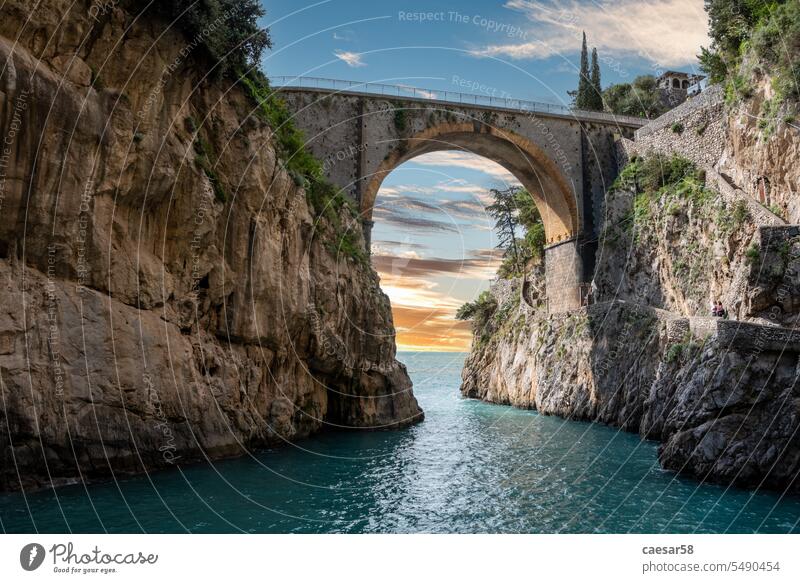 Malerische Bogenbrücke am Fjord des Zorns, Amalfiküste Küste Furore Wut Italien Sonnenaufgang malerisch Sonnenuntergang fiord Italienisch berühmt Europäer