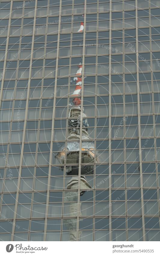 Der Berliner Fernsehturm steht spiegelt sich gebrochen in einer Hochhausfensterfassade. berlin fernsehturm Detuschland Hauptstadt bundeshauptstadt fernsehen
