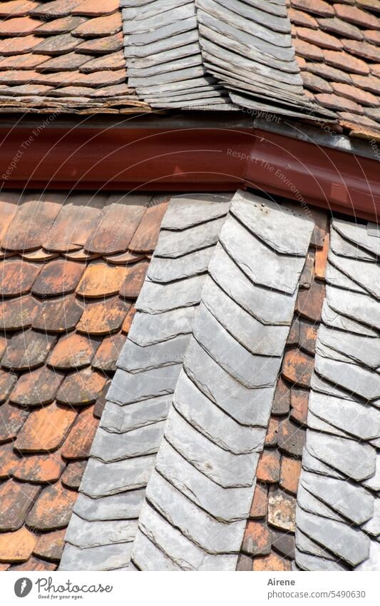 MainFux | Dachschaden, repariert rot Detailaufnahme Architektur ziegelrot Ziegeldach Haus Dachschräge authentisch historisch altfränkisch Dachziegel
