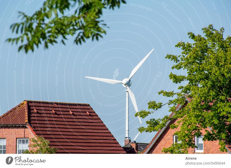 Selbstversorger Siedlung Wohnhäuser Windkraftanlage Energiewirtschaft Ressource regenerativ Klima Strom Energiekrise Kraft nachhaltig Ökostrom Windenergie