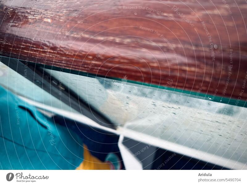Kind steht an der Reling einer Fähre Holz Handlauf Glas Scheibe Regentropfen Boot Schifffahrt Wasser Meer Ostsee Ferien & Urlaub & Reisen Passagierschiff