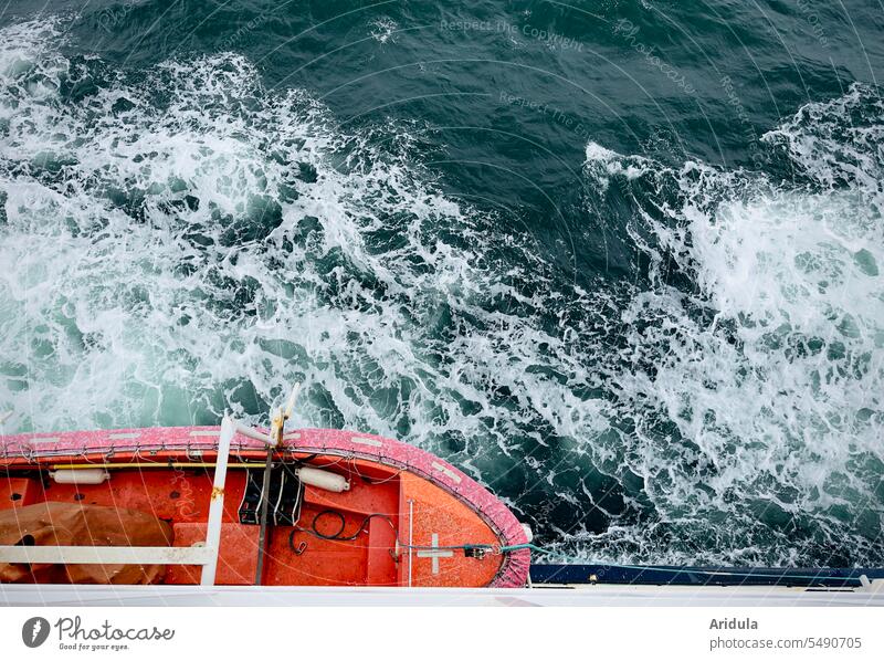Blick von einer Fähre runter auf die Ostsee mit Wellengang und einem orangenen Rettungsboot Wasser Meer Schifffahrt Wasserfahrzeug Ferien & Urlaub & Reisen