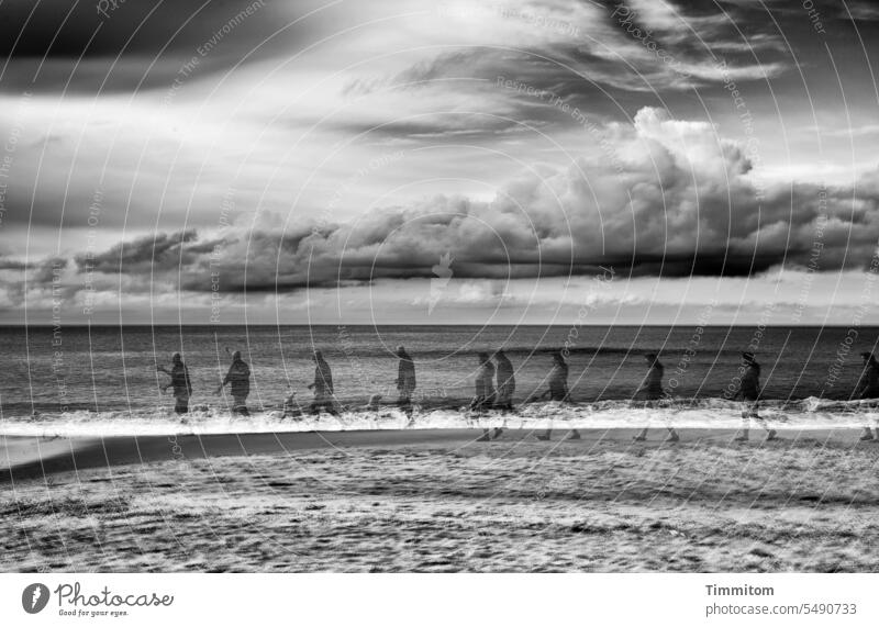 Schritte am Nordseestrand Mann Frau Menschen gehen spazieren entlang gehen Strand Sand Wellen Wasser Horizont Himmel Wolken Meer Küste Dänemark