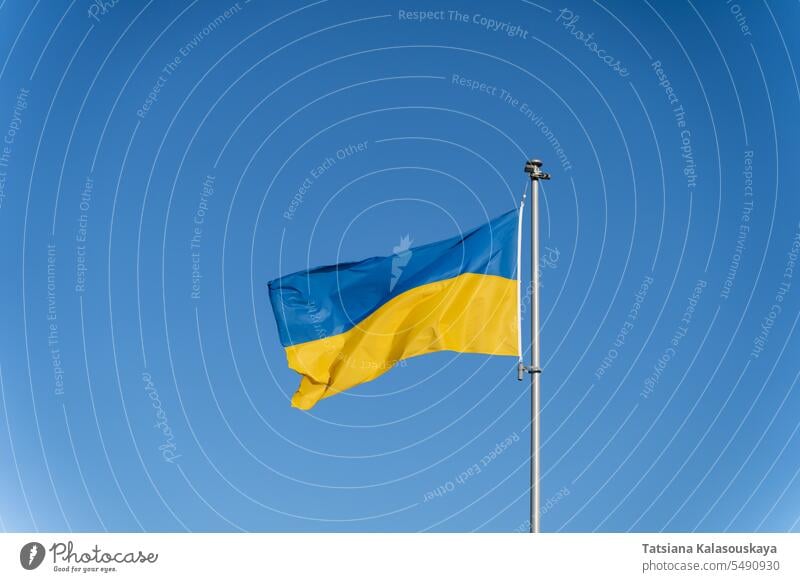 Ukrainische Flagge von gelb-blauen Farben auf dem Hintergrund der klaren blauen Himmel Fahne Ukraine Ukrainer ukrainische Flagge Land Symbol Zeichen Europa Wind