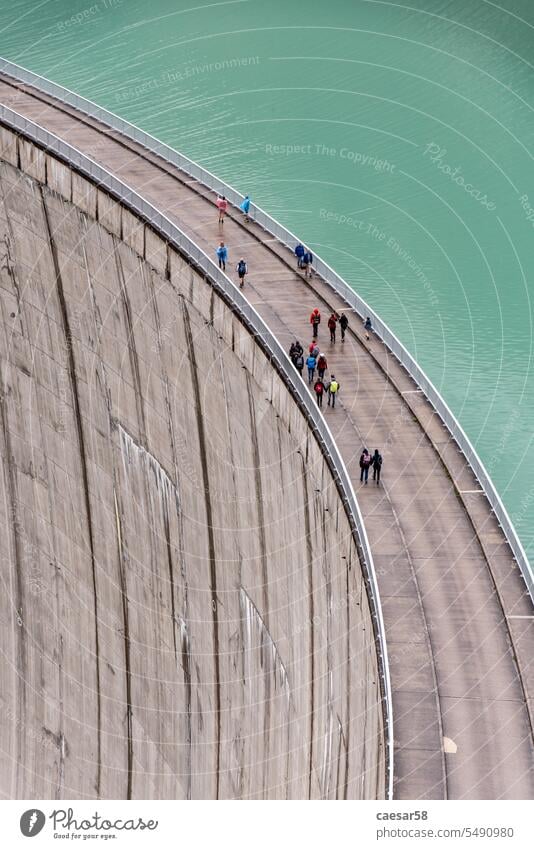 Beeindruckende Staumauer vom Stausee Mooserboden bei Kaprung Österreich Energie Damm Wand Konstruktion tief hoch Menschen Himmel See Riese Wanderer Personen