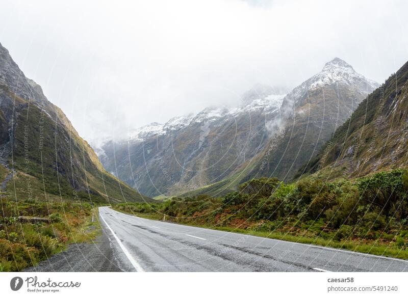 Beeindruckende Berglandschaft am Milford Sound Highway, Neuseeland Bach Berge u. Gebirge strömen Klang Autobahn Tal Straße Schnee Regen mystisch wolkig neblig