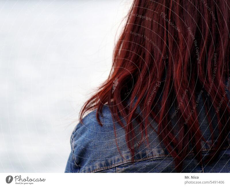rote lange Haare rothaarig Haare & Frisuren feminin Jeansjacke langhaarig Rückansicht Schulter