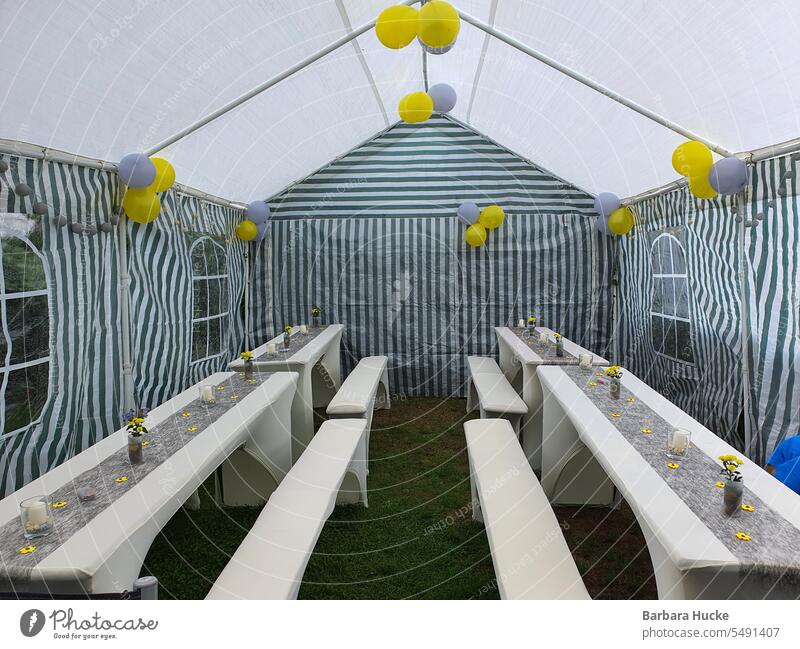 geschmücktes Festzelt Hussen Deko Feier Gartenfest Party rustikal grau-gelb Luftballons