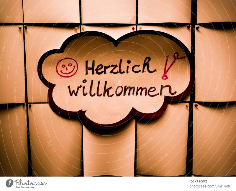 Herzlich willkommen Ein herzliches Willkommen Wort Deutsch selbstgemacht freundlich Smiley Ausrufezeichen Papier DIN a4 Cloud Comic Reißzwecke Low Key