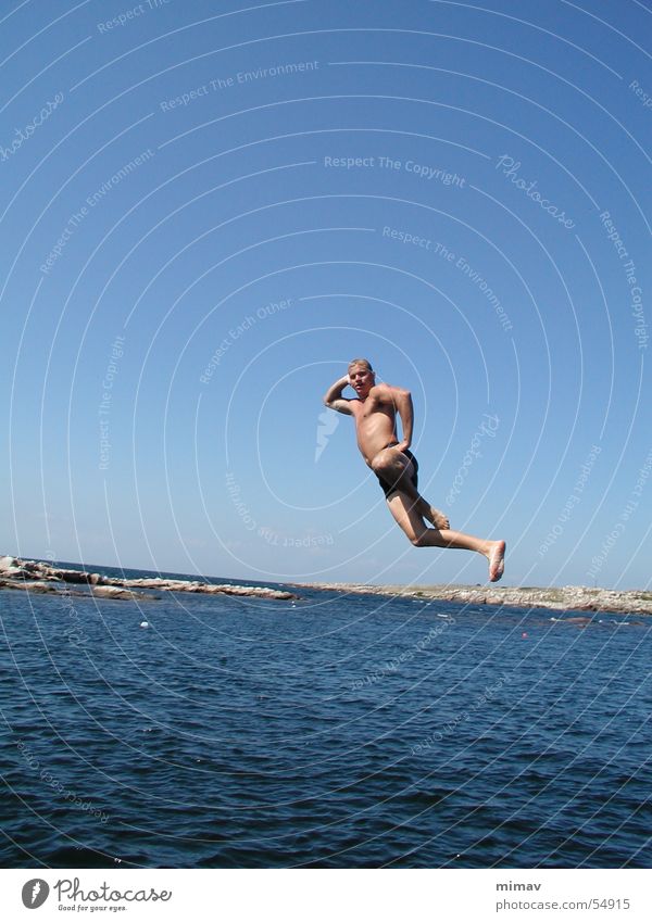 Luftsprungfigur Meer springen Mann Bornholm Schwimmbad Badehose Wasser Körper blau Himmel
