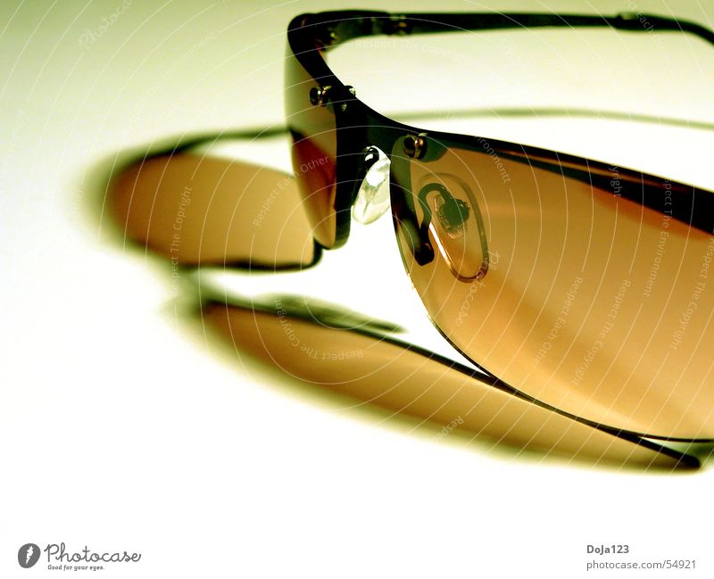 The need of a day for sunglasses Sonnenbrille teuer Brille Designerbrille Reflexion & Spiegelung Kleiderbügel braun bräunlich rotbraun getüncht Stillleben