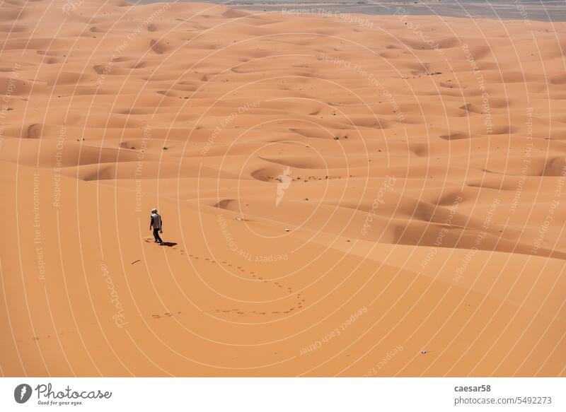 Wanderung auf der Großen Düne von Merzouga in der Wüste Erg Chebbi Sahara Landschaft Dunes aktiv breit trocknen wüst Marokko Prima Afrika Sand Ansicht erg
