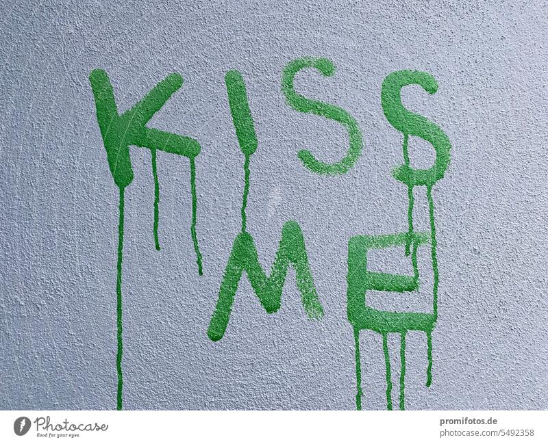 Kiss me.  Küss mich. Grüner Schriftzug auf weißer Wand. Foto: Alexander Hauk küssen kuss küss mich grün green schriftzug kunst buchstaben liebe sehnsucht