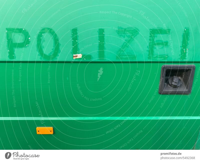 Detailaufnahme eines ehemaligen Einsatzfahrzeugs der Polizei, an dem noch der Polizeischriftzug zu erahnen ist. Foto: Alexander Hauk Auto automobil einsatz