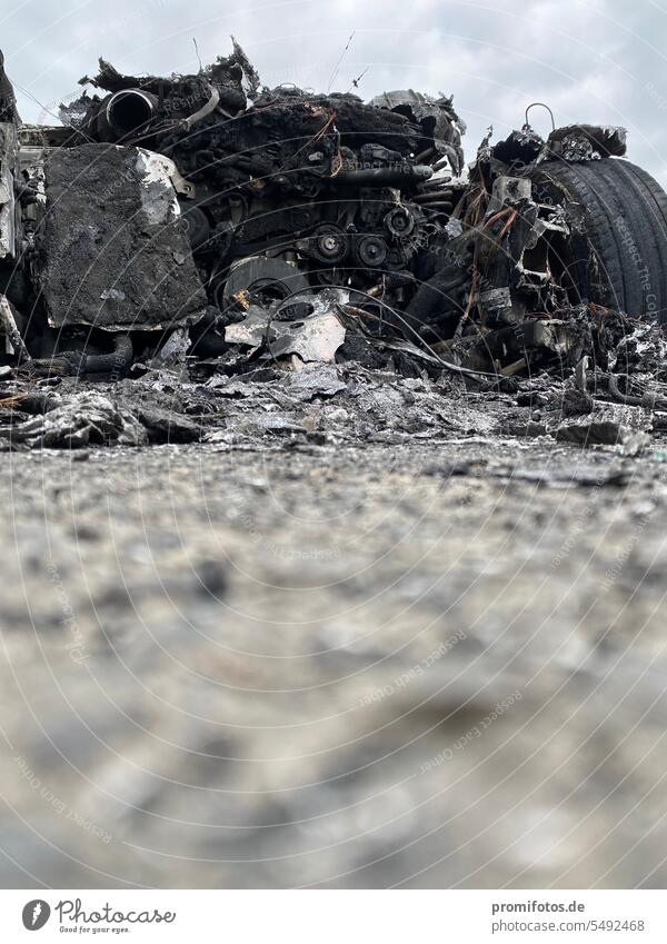 Frontansicht der Reste eines ausgebrannten Autos aus der Froschperspektive. Foto: Alexander Hauk automobil verkehr verkehrswende unfall feuer froschperspektive