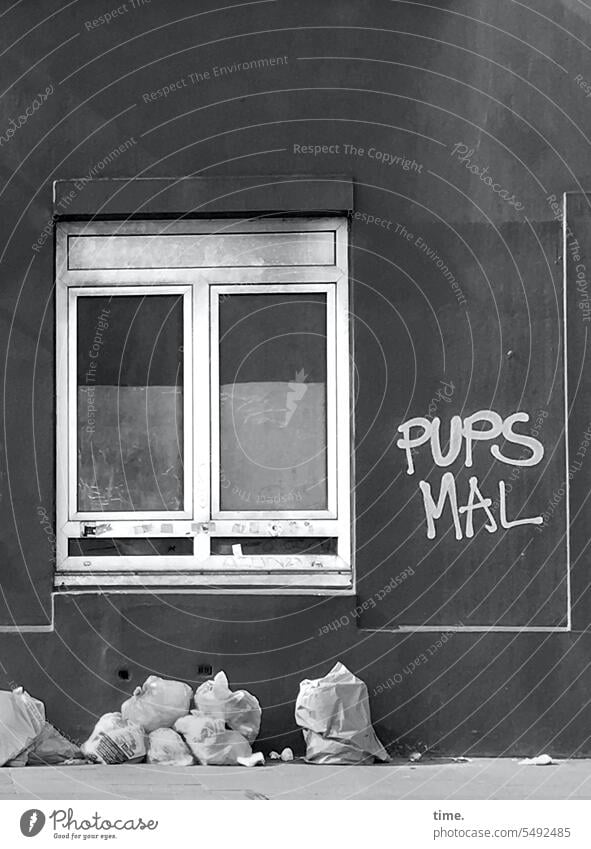 bewusstseinserheiternd | State of the Art Grafitti Spruch Wand Fenster Müll Müllsäcke Pups pupen Blähungen Fassade Straßenkunst Schmiererei Wandmalereien
