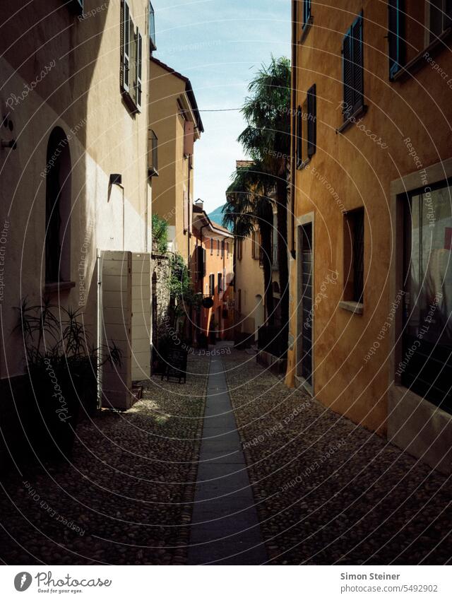 Straße in Italien Strasse stadt dunkel italien Stadt Außenaufnahme Altstadt Gasse Architektur Fassade