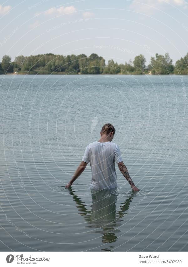 Mann steht im Wasser See Natur Außenaufnahme Reflexion & Spiegelung Menschenleer