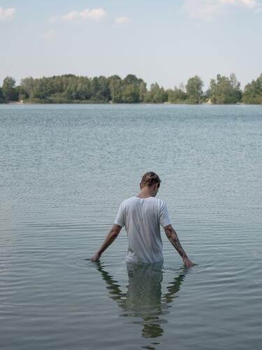 Mann steht im Wasser See Natur Außenaufnahme Reflexion & Spiegelung Menschenleer