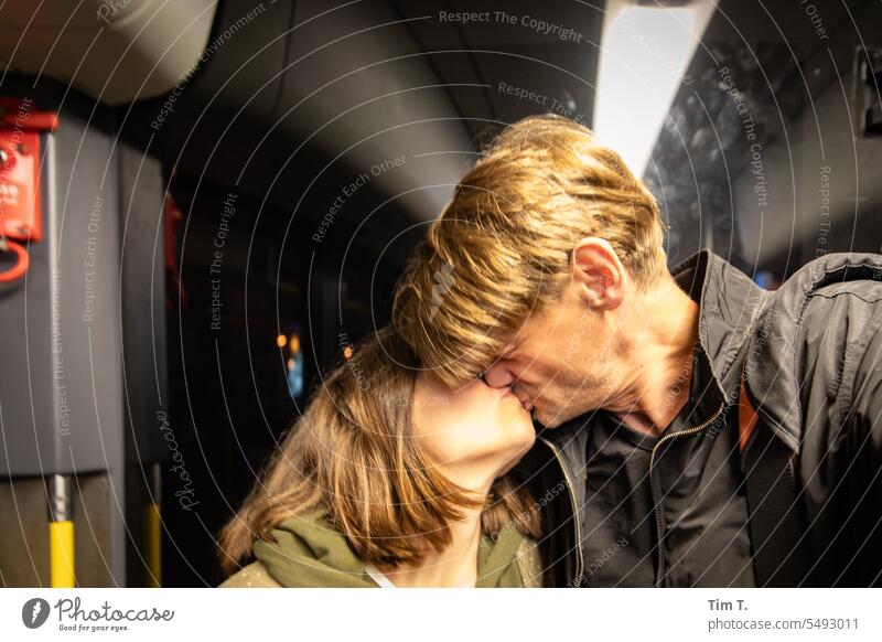 Küssendes Paar in der Straßenbahn Berlin Stadt Hauptstadt Farbfoto Frau Mann Paare Prenzlauer Berg Nacht Innenaufnahme