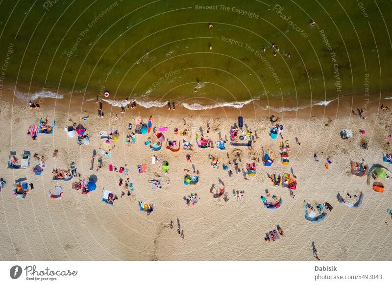 Luftaufnahme des Ostseestrandes mit schwimmenden Menschen in Wladyslawowo, Polen MEER baltisch Strand überfüllt Sommer Sonnenbad Saison wladyslawowo