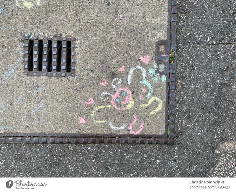 ein bunter gemalter Schmetterling auf einem Gullydeckel Gehweg Straßenmalkreide Malkreide Zeichnung Kunst malen Strasse Künstler Farbe Kreativität mehrfarbig