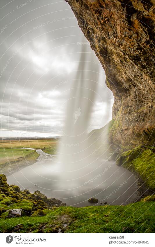 Seljalandsfoss-Wasserfall am Goldenen Kreis in Island Natur Höhle platschen Geplätscher majestätisch atemberaubend Himmel Klippe Zeitaufnahme Landschaft niemand