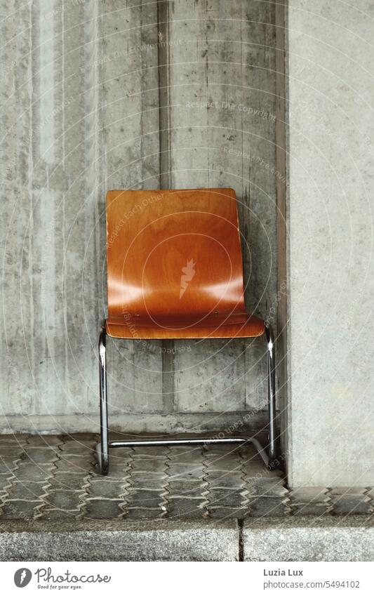 Einsamer alter Stuhl zwischen Beton und Pflasterstein einsam vergessen verlassen leer Menschenleer Einsamkeit Verlassen Wand Sitzgelegenheit sitzen warten