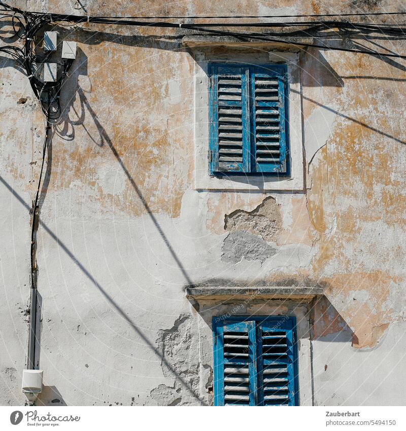 Leitungen, Fensterläden und eine alte Fassade mit blätterndem Putz in Kroatien Schatten morbide romantisch offen Fensterladen Haus Linien graphisch Altstadt
