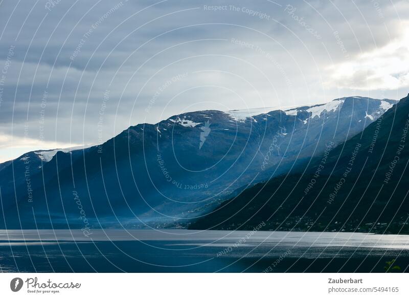 Sonnenstrahlen, Dunst und mystische Atmosphäre an einem norwegischen Fjord Norwegen Strahlen Nebel düster verhangen wolkig nachdenklich melancholisch dunkel