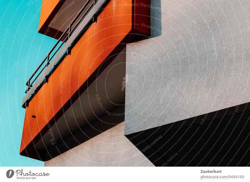 Balkon in orange, Fassade in grau, Ecken und Kanten an modernem Wohnhaus Architektur Schatten hart Beton Stadt Gebäude unwirtlich ungemütlich abweisend