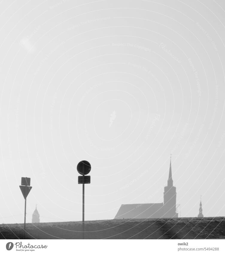 Erscheinungsbild Türme auftauchen unvermittelt Skyline Kirche Dom Kirchturmspitze Stadtzentrum Verkehrszeichen Silhouette Religion & Glaube Kontrast Licht