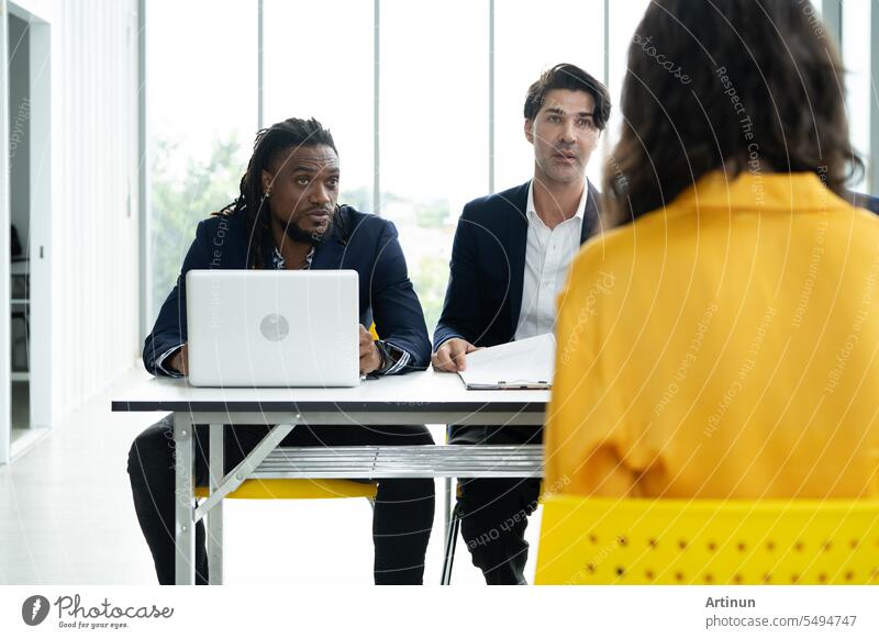 Vorstellungsgespräch Konzept. Diverse HR-Team tun Job-Interview mit einer Frau in Business Office. Human Resources Team interviewt einen potenziellen Job-Kandidaten. Einstellung, Beschäftigung, und Rekrutierung Konzept.
