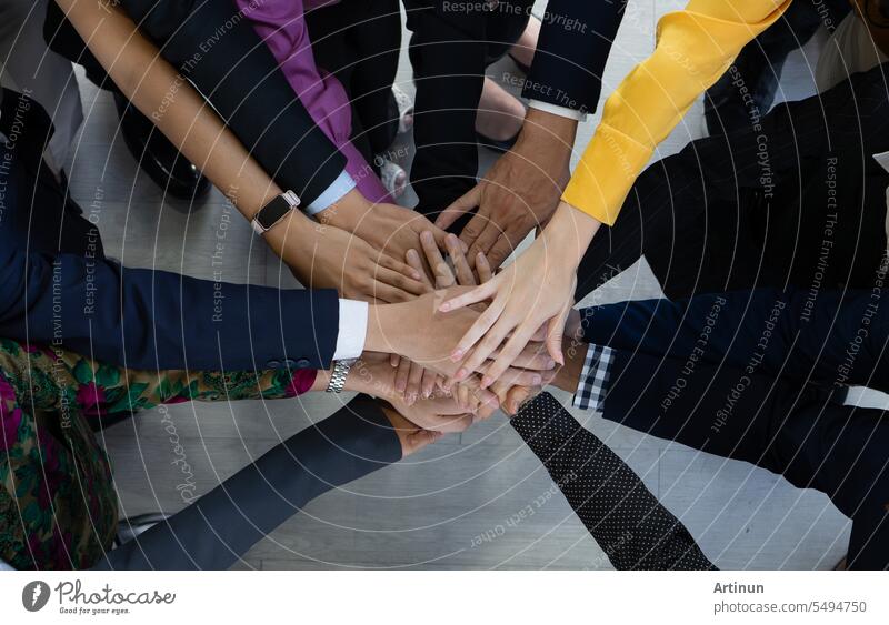 Team, Teamarbeit und Einheitsbegriff. Unterschiedliche Teams reichen sich die Hände. Eine Gruppe von Geschäftsleuten. Gemeinsam als Team arbeiten. Partnerschaft und Zusammengehörigkeit schaffen ein starkes Gefühl der Gemeinschaft.