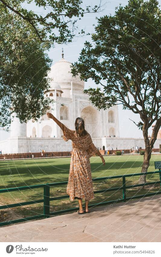 junge Frau steht in einem langen Kleid vor dem Taj Mahal Indien reisen Reisefotografie Reisender Agra Sehenswürdigkeit Tourist touristisch