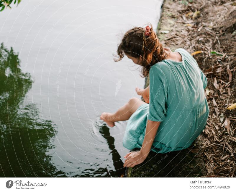 a young women sits at the river in India River Dressing Landschaft Fluss Wasser Natur wallpaper Vintage Frau Momentaufnahme Indien