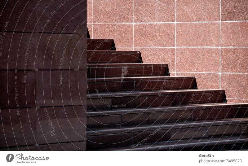 Stufen einer leeren Steintreppe aus Granit in Großaufnahme abstrakt abstrakter Hintergrund Abstraktes Muster Architektur blanko braun Großstadt Nahaufnahme